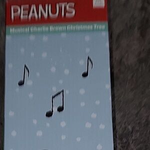 NIB Peanuts Charlie Brown 24” Musical Christmas Tree with Linus Blanket